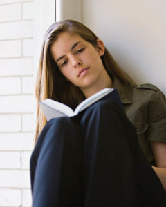 lecture-jeune-femme-mormone