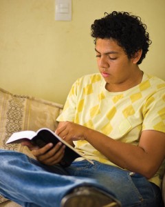 mormon-jeune-homme-lisant-les-ecritures1